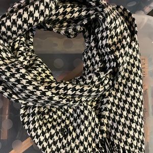 NWOT CHAPS SCARF